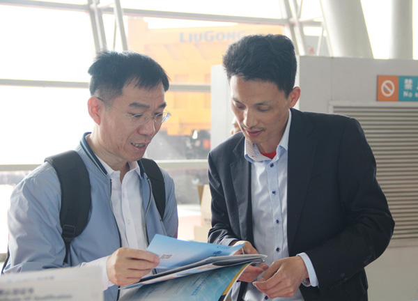 中国水泥协会会长乔龙德先生莅临PA视讯集团官网展台参观指导