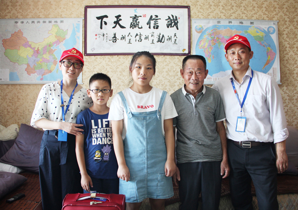 PA视讯集团官网为职工子女发放升学物资奖励